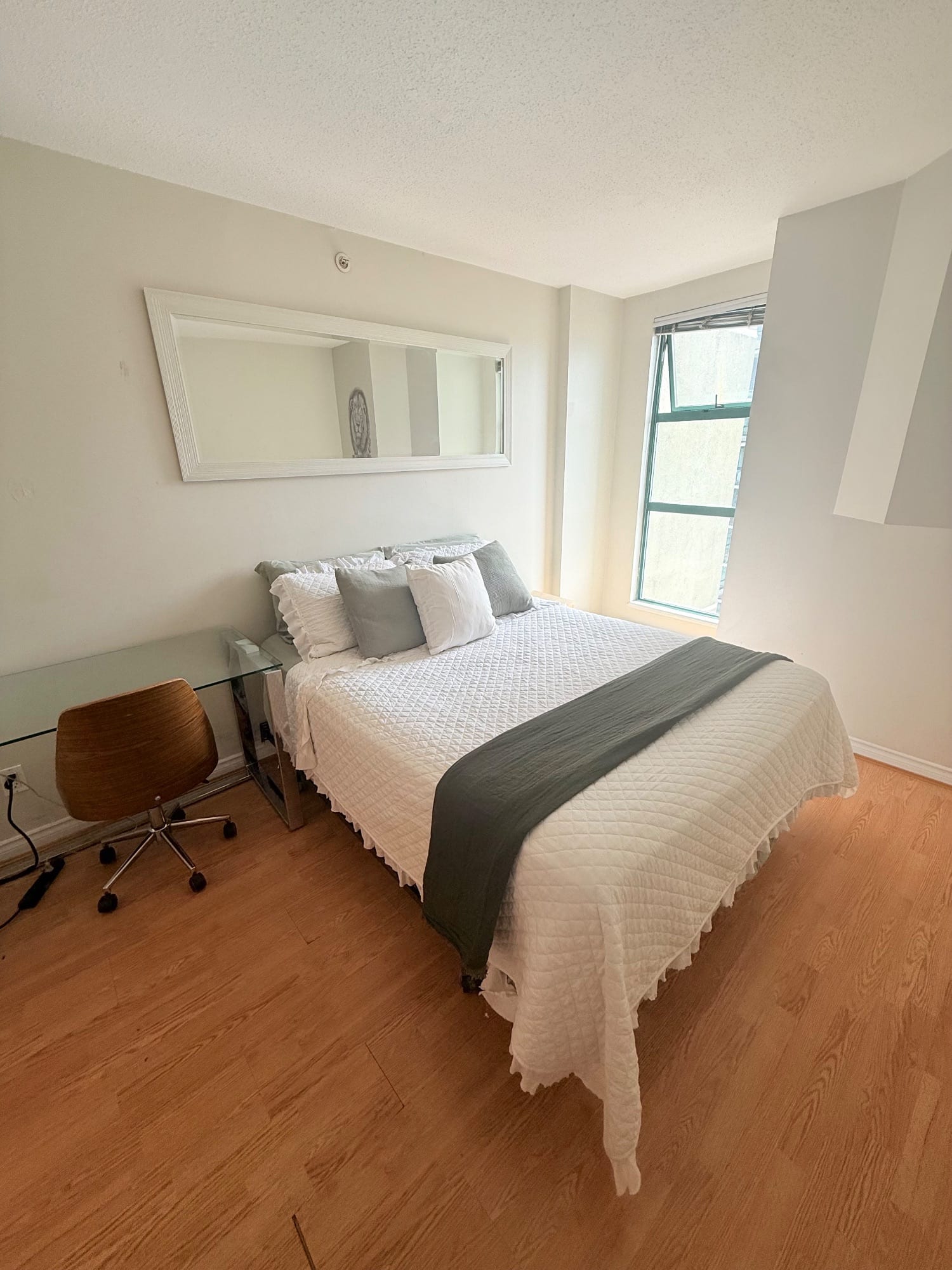 Downtown · Room 1 — photo 1 of 14